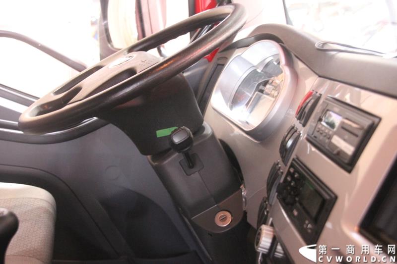 4月20日，万人瞩目的上海车展在上海国家会展中心开幕。作为中国商用车领域的“领航者”，重卡市场的“老大哥”，此次一汽解放携4款车型亮相展台，其中参展车型包括解放J6L载货车、J6领航版牵引车、J6F厢式车以及新车JH6高端重卡。图为解放J6L载货车