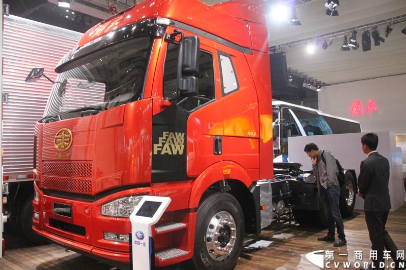 4月20日，万人瞩目的上海车展在上海国家会展中心开幕。作为中国商用车领域的“领航者”，重卡市场的“老大哥”，此次一汽解放携4款车型亮相展台，其中参展车型包括解放J6L载货车、J6领航版牵引车、J6F厢式车以及新车JH6高端重卡。图为解放J6领航版牵引车