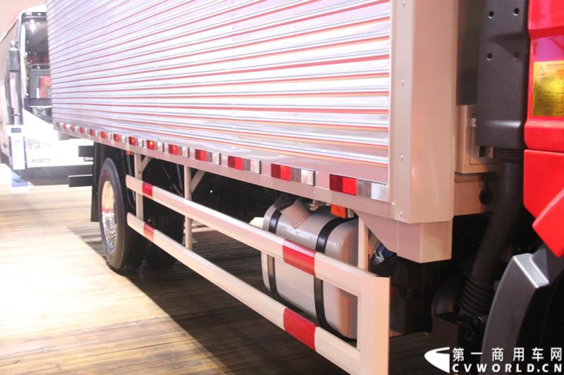 4月20日，万人瞩目的上海车展在上海国家会展中心开幕。作为中国商用车领域的“领航者”，重卡市场的“老大哥”，此次一汽解放携4款车型亮相展台，其中参展车型包括解放J6L载货车、J6领航版牵引车、J6F厢式车以及新车JH6高端重卡。图为解放J6L载货车