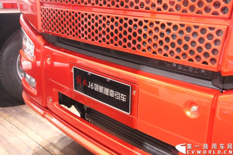 4月20日，万人瞩目的上海车展在上海国家会展中心开幕。作为中国商用车领域的“领航者”，重卡市场的“老大哥”，此次一汽解放携4款车型亮相展台，其中参展车型包括解放J6L载货车、J6领航版牵引车、J6F厢式车以及新车JH6高端重卡。图为解放J6领航版牵引车