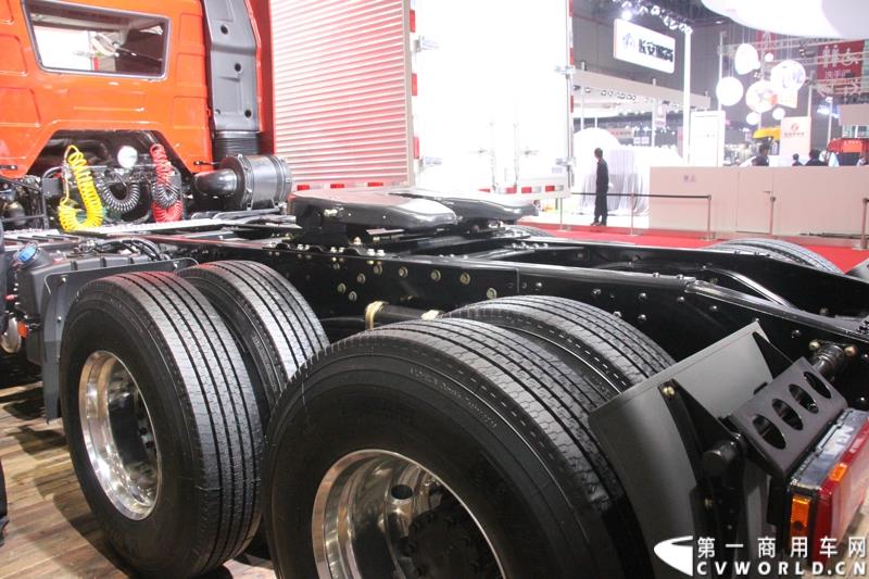 4月20日，万人瞩目的上海车展在上海国家会展中心开幕。作为中国商用车领域的“领航者”，重卡市场的“老大哥”，此次一汽解放携4款车型亮相展台，其中参展车型包括解放J6L载货车、J6领航版牵引车、J6F厢式车以及新车JH6高端重卡。图为解放J6领航版牵引车