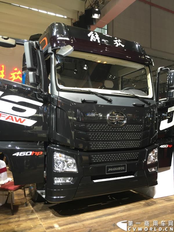 4月20日，万人瞩目的上海车展在上海国家会展中心开幕。作为中国商用车领域的“领航者”，重卡市场的“老大哥”，此次一汽解放携4款车型亮相展台，其中参展车型包括解放J6L载货车、J6领航版牵引车、J6F厢式车以及新车JH6高端重卡。图为解放新车 JH6 6X4牵引车