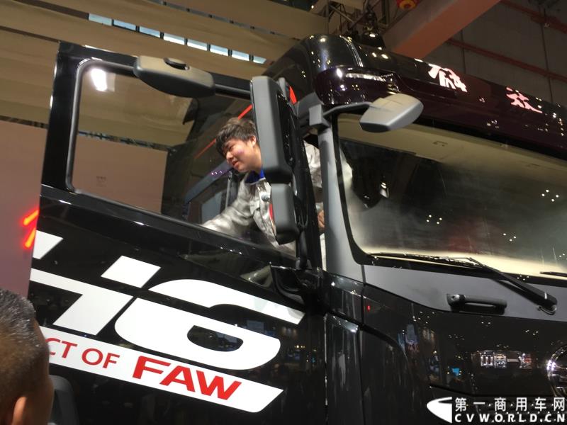 4月20日，万人瞩目的上海车展在上海国家会展中心开幕。作为中国商用车领域的“领航者”，重卡市场的“老大哥”，此次一汽解放携4款车型亮相展台，其中参展车型包括解放J6L载货车、J6领航版牵引车、J6F厢式车以及新车JH6高端重卡。图为解放新车 JH6 6X4牵引车