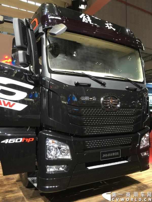 4月20日，万人瞩目的上海车展在上海国家会展中心开幕。作为中国商用车领域的“领航者”，重卡市场的“老大哥”，此次一汽解放携4款车型亮相展台，其中参展车型包括解放J6L载货车、J6领航版牵引车、J6F厢式车以及新车JH6高端重卡。图为解放新车 JH6 6X4牵引车