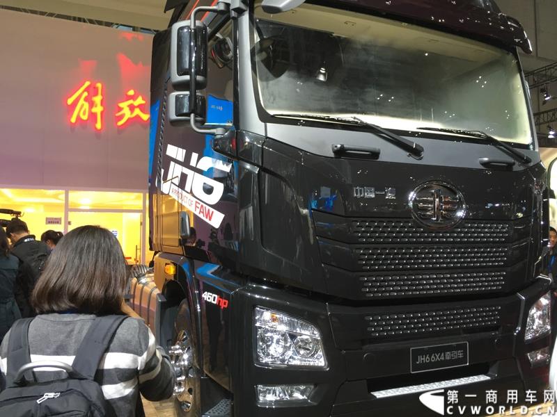 4月20日，万人瞩目的上海车展在上海国家会展中心开幕。作为中国商用车领域的“领航者”，重卡市场的“老大哥”，此次一汽解放携4款车型亮相展台，其中参展车型包括解放J6L载货车、J6领航版牵引车、J6F厢式车以及新车JH6高端重卡。图为解放新车 JH6 6X4牵引车
