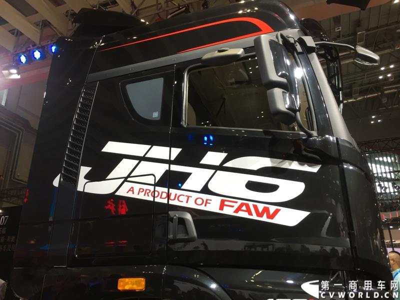 4月20日，万人瞩目的上海车展在上海国家会展中心开幕。作为中国商用车领域的“领航者”，重卡市场的“老大哥”，此次一汽解放携4款车型亮相展台，其中参展车型包括解放J6L载货车、J6领航版牵引车、J6F厢式车以及新车JH6高端重卡。图为解放新车 JH6 6X4牵引车