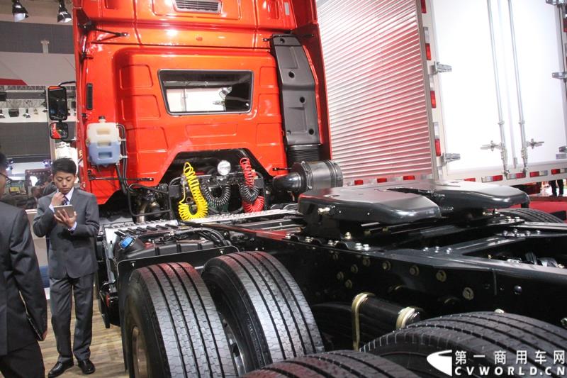 4月20日，万人瞩目的上海车展在上海国家会展中心开幕。作为中国商用车领域的“领航者”，重卡市场的“老大哥”，此次一汽解放携4款车型亮相展台，其中参展车型包括解放J6L载货车、J6领航版牵引车、J6F厢式车以及新车JH6高端重卡。图为解放J6领航版牵引车