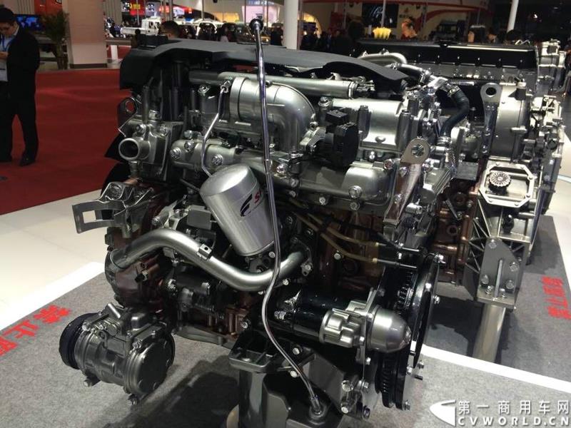 4月20日的2015上海国际车展媒体日，各家汽车厂商的新闻发布会此起彼伏，可谓是“你方唱罢我登场”。当天下午14:00，南京依维柯公司在三号馆的上汽集团商用车展台举行了一场动力升级发布会，对外展示其最新的依维柯（IVECO）、跃进全系国五升级产品。图为F1系列国五发动机