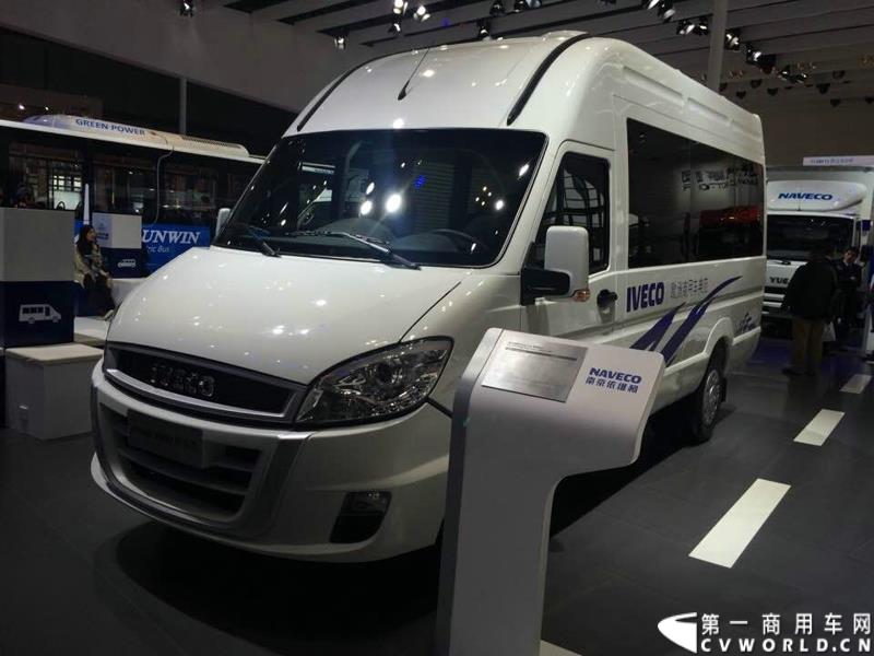 4月20日的2015上海国际车展媒体日，各家汽车厂商的新闻发布会此起彼伏，可谓是“你方唱罢我登场”。当天下午14:00，南京依维柯公司在三号馆的上汽集团商用车展台举行了一场动力升级发布会，对外展示其最新的依维柯（IVECO）、跃进全系国五升级产品。图为南京依维柯IVECO国五升级产品