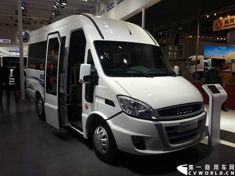 4月20日的2015上海国际车展媒体日，各家汽车厂商的新闻发布会此起彼伏，可谓是“你方唱罢我登场”。当天下午14:00，南京依维柯公司在三号馆的上汽集团商用车展台举行了一场动力升级发布会，对外展示其最新的依维柯（IVECO）、跃进全系国五升级产品。图为南京依维柯IVECO国五升级产品