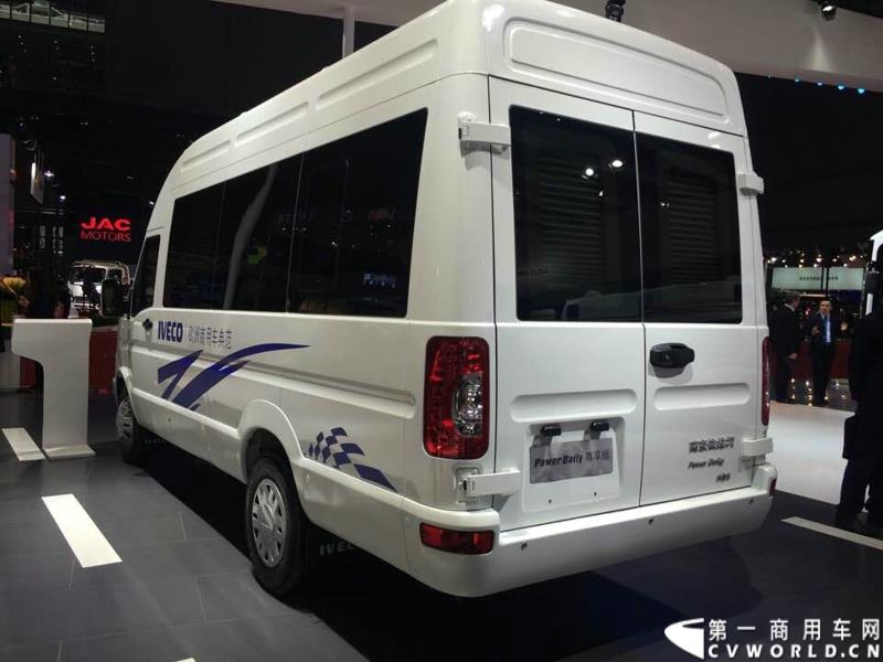 4月20日的2015上海国际车展媒体日，各家汽车厂商的新闻发布会此起彼伏，可谓是“你方唱罢我登场”。当天下午14:00，南京依维柯公司在三号馆的上汽集团商用车展台举行了一场动力升级发布会，对外展示其最新的依维柯（IVECO）、跃进全系国五升级产品。图为南京依维柯IVECO国五升级产品