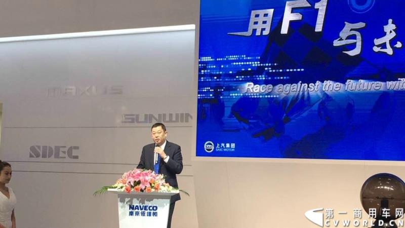 4月20日的2015上海国际车展媒体日，各家汽车厂商的新闻发布会此起彼伏，可谓是“你方唱罢我登场”。当天下午14:00，南京依维柯公司在三号馆的上汽集团商用车展台举行了一场动力升级发布会，对外展示其最新的依维柯（IVECO）、跃进全系国五升级产品。图为南京依维柯总经理杨军虎致辞