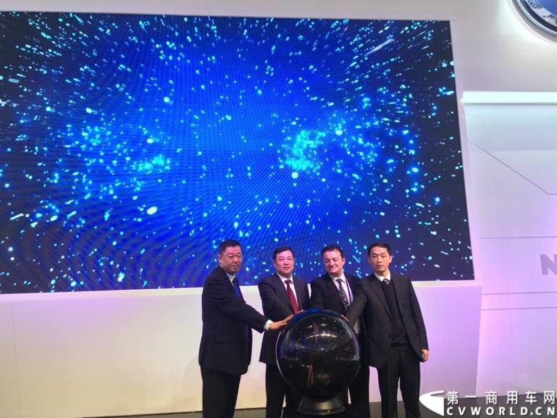 4月20日的2015上海国际车展媒体日，各家汽车厂商的新闻发布会此起彼伏，可谓是“你方唱罢我登场”。当天下午14:00，南京依维柯公司在三号馆的上汽集团商用车展台举行了一场动力升级发布会，对外展示其最新的依维柯（IVECO）、跃进全系国五升级产品。图为南京依维柯全系国五升级产品发布启动仪式.