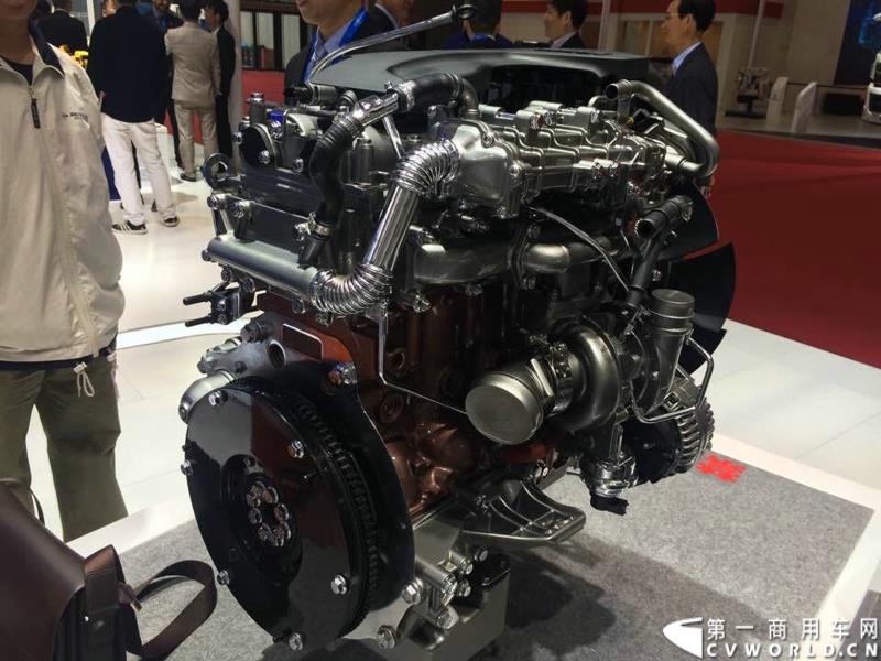 4月20日的2015上海国际车展媒体日，各家汽车厂商的新闻发布会此起彼伏，可谓是“你方唱罢我登场”。当天下午14:00，南京依维柯公司在三号馆的上汽集团商用车展台举行了一场动力升级发布会，对外展示其最新的依维柯（IVECO）、跃进全系国五升级产品。图为F1系列国五发动机