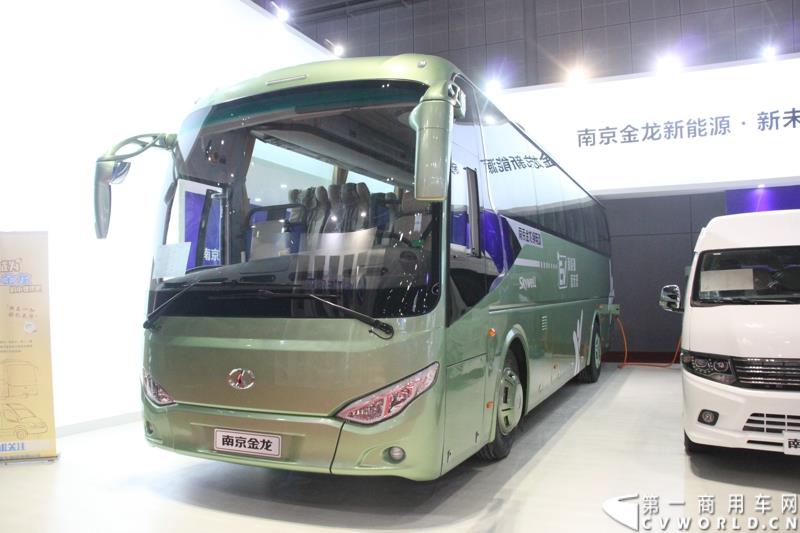 4月20日，第十六届上海国际车展在国家会展中心拉开帷幕。当天下午，在三号馆（商用车展馆）的3H3A19展台，南京金龙隆重举行了D11“续航王”上市发布会及首批用户现场交车仪式。图为南京金龙NJ6117BEV 