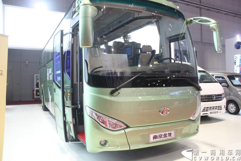 4月20日，第十六届上海国际车展在国家会展中心拉开帷幕。当天下午，在三号馆（商用车展馆）的3H3A19展台，南京金龙隆重举行了D11“续航王”上市发布会及首批用户现场交车仪式。图为南京金龙NJ6117BEV 