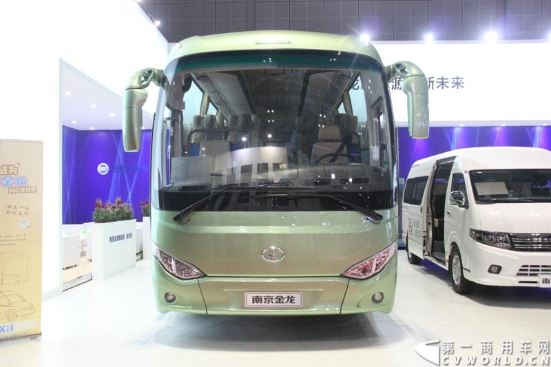 4月20日，第十六届上海国际车展在国家会展中心拉开帷幕。当天下午，在三号馆（商用车展馆）的3H3A19展台，南京金龙隆重举行了D11“续航王”上市发布会及首批用户现场交车仪式。图为南京金龙NJ6117BEV 
