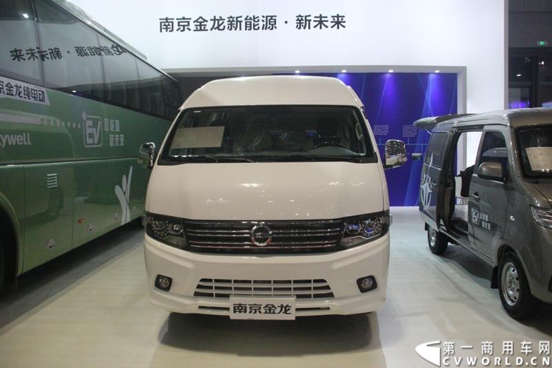 4月20日，第十六届上海国际车展在国家会展中心拉开帷幕。当天下午，在三号馆（商用车展馆）的3H3A19展台，南京金龙隆重举行了D11“续航王”上市发布会及首批用户现场交车仪式。图为南京金龙新能源 轻客