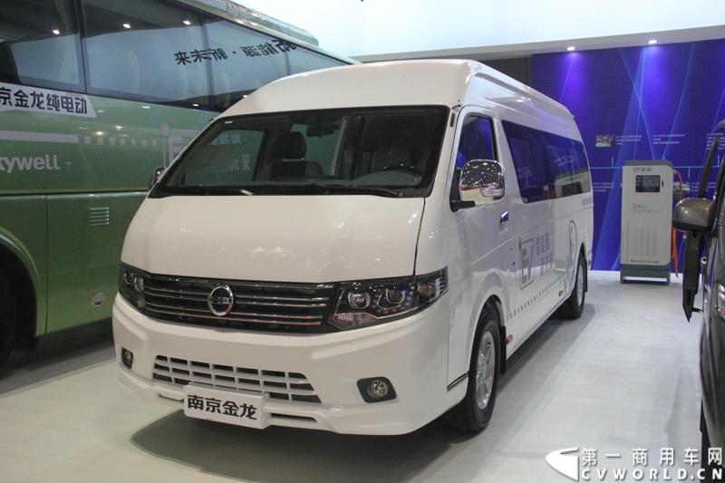 4月20日，第十六届上海国际车展在国家会展中心拉开帷幕。当天下午，在三号馆（商用车展馆）的3H3A19展台，南京金龙隆重举行了D11“续航王”上市发布会及首批用户现场交车仪式。图为南京金龙新能源 轻客