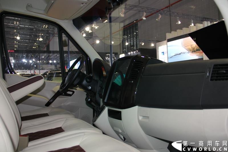 4月20日，第十六届上海国际车展在国家会展中心拉开帷幕。当天下午，在三号馆（商用车展馆）的3H3A19展台，南京金龙隆重举行了D11“续航王”上市发布会及首批用户现场交车仪式。图为南京金龙续航王