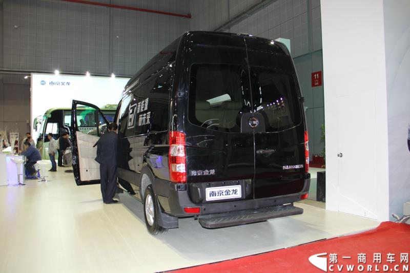 4月20日，第十六届上海国际车展在国家会展中心拉开帷幕。当天下午，在三号馆（商用车展馆）的3H3A19展台，南京金龙隆重举行了D11“续航王”上市发布会及首批用户现场交车仪式。图为南京金龙续航王