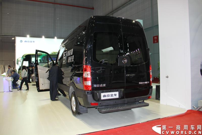 4月20日，第十六届上海国际车展在国家会展中心拉开帷幕。当天下午，在三号馆（商用车展馆）的3H3A19展台，南京金龙隆重举行了D11“续航王”上市发布会及首批用户现场交车仪式。图为南京金龙续航王