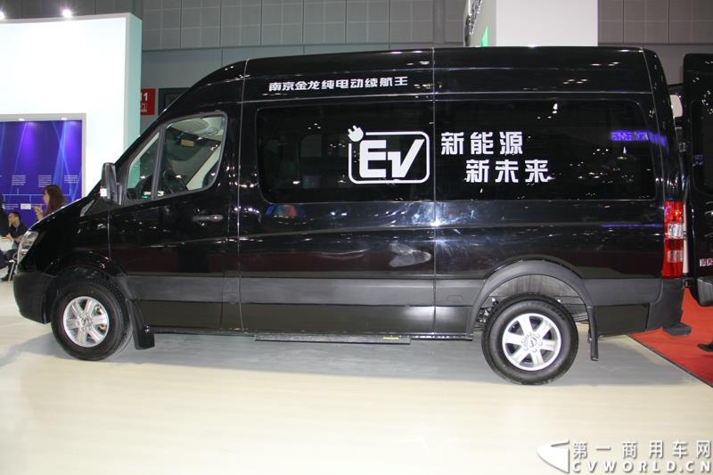 4月20日，第十六届上海国际车展在国家会展中心拉开帷幕。当天下午，在三号馆（商用车展馆）的3H3A19展台，南京金龙隆重举行了D11“续航王”上市发布会及首批用户现场交车仪式。图为南京金龙续航王