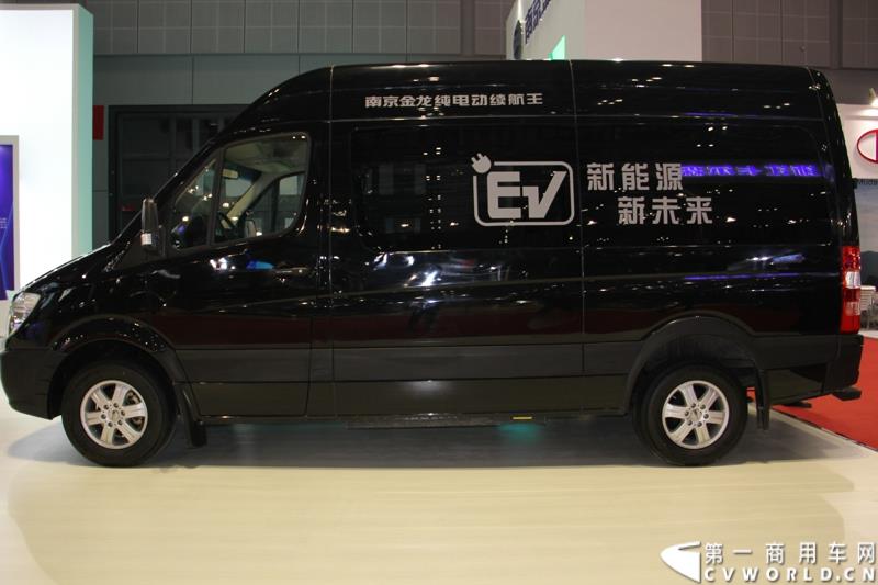 4月20日，第十六届上海国际车展在国家会展中心拉开帷幕。当天下午，在三号馆（商用车展馆）的3H3A19展台，南京金龙隆重举行了D11“续航王”上市发布会及首批用户现场交车仪式。图为南京金龙续航王