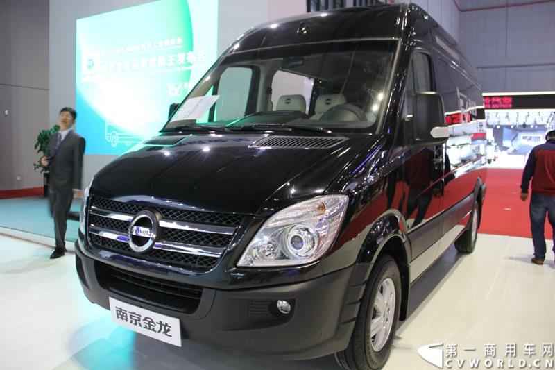 4月20日，第十六届上海国际车展在国家会展中心拉开帷幕。当天下午，在三号馆（商用车展馆）的3H3A19展台，南京金龙隆重举行了D11“续航王”上市发布会及首批用户现场交车仪式。图为南京金龙续航王