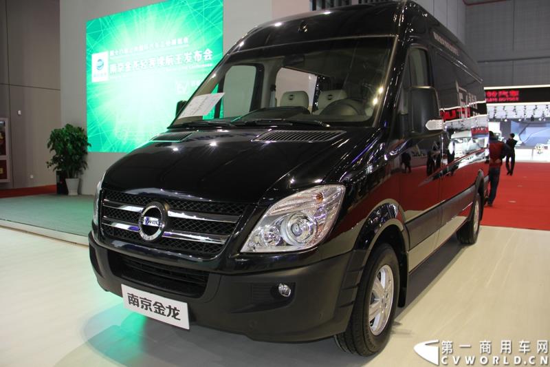 4月20日，第十六届上海国际车展在国家会展中心拉开帷幕。当天下午，在三号馆（商用车展馆）的3H3A19展台，南京金龙隆重举行了D11“续航王”上市发布会及首批用户现场交车仪式。图为南京金龙续航王