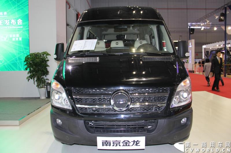 4月20日，第十六届上海国际车展在国家会展中心拉开帷幕。当天下午，在三号馆（商用车展馆）的3H3A19展台，南京金龙隆重举行了D11“续航王”上市发布会及首批用户现场交车仪式。图为南京金龙续航王