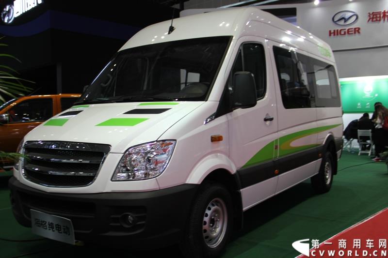 4月20日，在2015上海国际车展媒体日上，苏州金龙海格客车携旗下B型房车、C型房车、H6V纯电动轻型车、龙威皮卡四款车型精彩亮相，靓车与创新科技相结合的“四重奏”很是吸引人眼球。图为海格纯电动H6V轻客