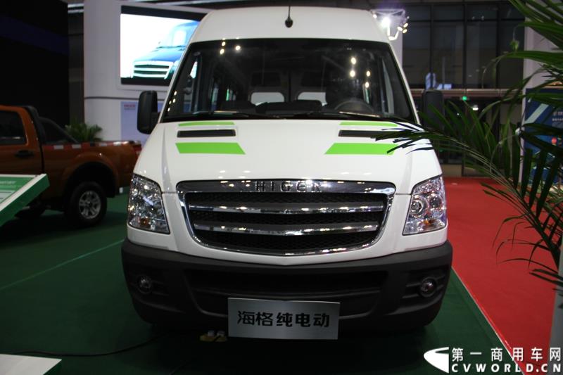 4月20日，在2015上海国际车展媒体日上，苏州金龙海格客车携旗下B型房车、C型房车、H6V纯电动轻型车、龙威皮卡四款车型精彩亮相，靓车与创新科技相结合的“四重奏”很是吸引人眼球。图为海格纯电动H6V轻客
