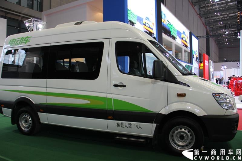 4月20日，在2015上海国际车展媒体日上，苏州金龙海格客车携旗下B型房车、C型房车、H6V纯电动轻型车、龙威皮卡四款车型精彩亮相，靓车与创新科技相结合的“四重奏”很是吸引人眼球。图为海格纯电动H6V轻客