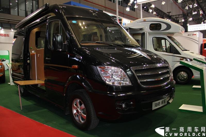 4月20日，在2015上海国际车展媒体日上，苏州金龙海格客车携旗下B型房车、C型房车、H6V纯电动轻型车、龙威皮卡四款车型精彩亮相，靓车与创新科技相结合的“四重奏”很是吸引人眼球。图为海格房车 