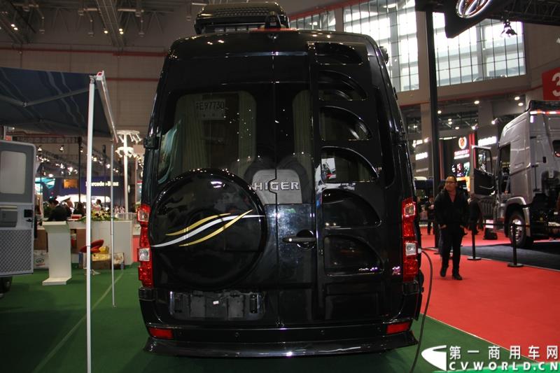 4月20日，在2015上海国际车展媒体日上，苏州金龙海格客车携旗下B型房车、C型房车、H6V纯电动轻型车、龙威皮卡四款车型精彩亮相，靓车与创新科技相结合的“四重奏”很是吸引人眼球。图为海格房车 