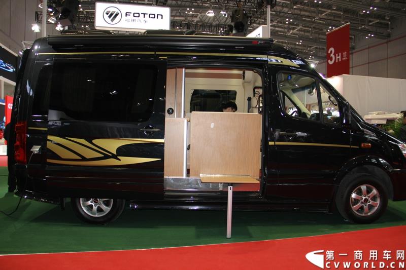 4月20日，在2015上海国际车展媒体日上，苏州金龙海格客车携旗下B型房车、C型房车、H6V纯电动轻型车、龙威皮卡四款车型精彩亮相，靓车与创新科技相结合的“四重奏”很是吸引人眼球。图为海格房车 