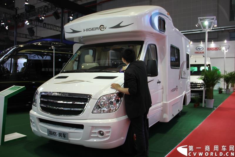 4月20日，在2015上海国际车展媒体日上，苏州金龙海格客车携旗下B型房车、C型房车、H6V纯电动轻型车、龙威皮卡四款车型精彩亮相，靓车与创新科技相结合的“四重奏”很是吸引人眼球。图为海格房车 