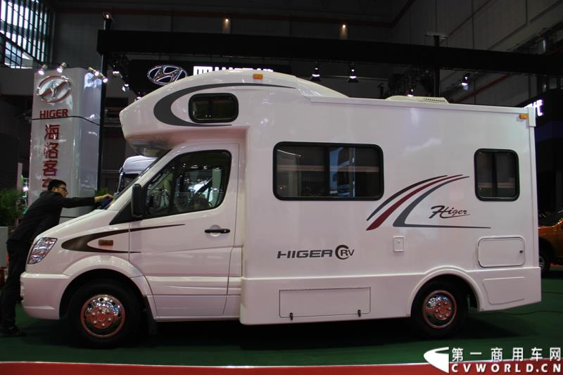 4月20日，在2015上海国际车展媒体日上，苏州金龙海格客车携旗下B型房车、C型房车、H6V纯电动轻型车、龙威皮卡四款车型精彩亮相，靓车与创新科技相结合的“四重奏”很是吸引人眼球。图为海格房车 