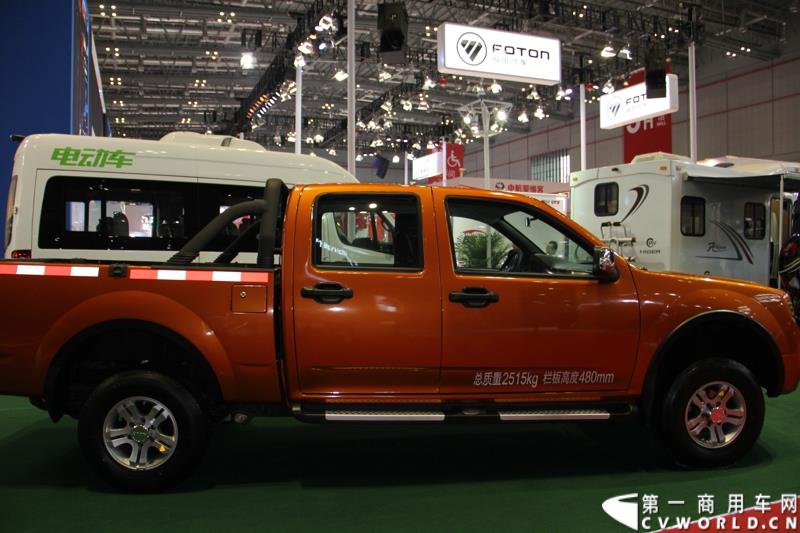 4月20日，在2015上海国际车展媒体日上，苏州金龙海格客车携旗下B型房车、C型房车、H6V纯电动轻型车、龙威皮卡四款车型精彩亮相，靓车与创新科技相结合的“四重奏”很是吸引人眼球。图为龙威皮卡旗舰版   