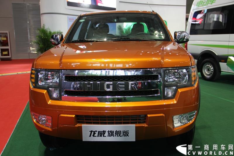 4月20日，在2015上海国际车展媒体日上，苏州金龙海格客车携旗下B型房车、C型房车、H6V纯电动轻型车、龙威皮卡四款车型精彩亮相，靓车与创新科技相结合的“四重奏”很是吸引人眼球。图为龙威皮卡旗舰版   