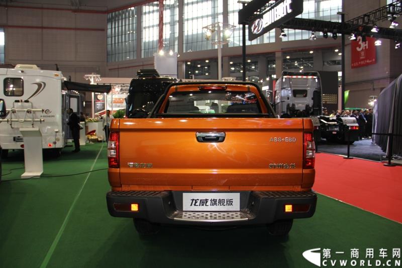 4月20日，在2015上海国际车展媒体日上，苏州金龙海格客车携旗下B型房车、C型房车、H6V纯电动轻型车、龙威皮卡四款车型精彩亮相，靓车与创新科技相结合的“四重奏”很是吸引人眼球。图为龙威皮卡旗舰版   