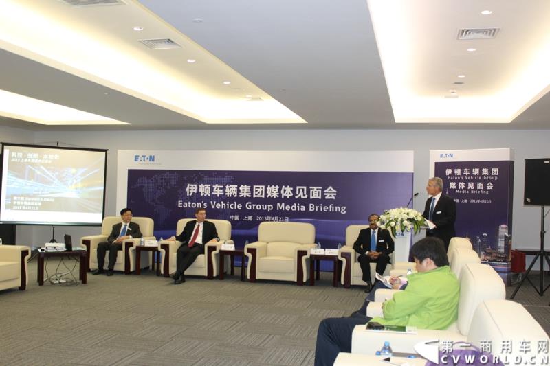 上海—动力管理公司伊顿，在第十六届上海国际汽车工业展览会（2015上海国际车展）上发布了专为中国市场设计的12挡机械式自动变速箱——捷驱。图为伊顿车辆集团总裁戴文凯介绍伊顿发展历程