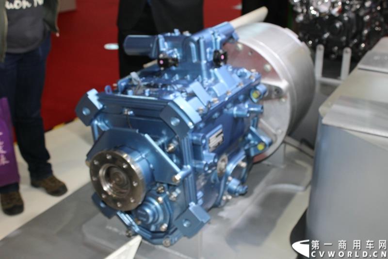 上海—动力管理公司伊顿，在第十六届上海国际汽车工业展览会（2015上海国际车展）上发布了专为中国市场设计的12挡机械式自动变速箱——捷驱。图为伊顿上海车展展示的纯电驱动系统新品 