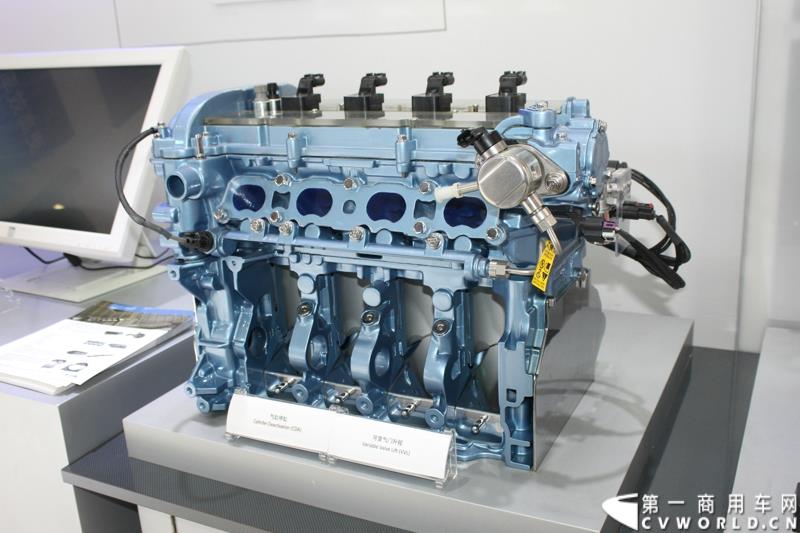 上海—动力管理公司伊顿，在第十六届上海国际汽车工业展览会（2015上海国际车展）上发布了专为中国市场设计的12挡机械式自动变速箱——捷驱。图为伊顿上海车展展示发动机气缸停缸及可变气门升程技术 