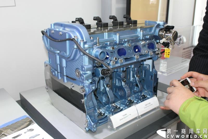 上海—动力管理公司伊顿，在第十六届上海国际汽车工业展览会（2015上海国际车展）上发布了专为中国市场设计的12挡机械式自动变速箱——捷驱。图为伊顿上海车展展示发动机气缸停缸及可变气门升程技术 