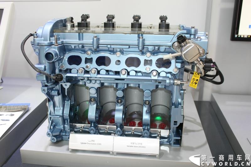 上海—动力管理公司伊顿，在第十六届上海国际汽车工业展览会（2015上海国际车展）上发布了专为中国市场设计的12挡机械式自动变速箱——捷驱。图为伊顿上海车展展示发动机气缸停缸及可变气门升程技术 