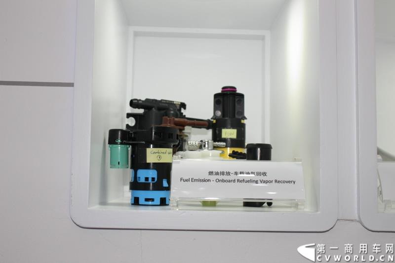 上海—动力管理公司伊顿，在第十六届上海国际汽车工业展览会（2015上海国际车展）上发布了专为中国市场设计的12挡机械式自动变速箱——捷驱。图为伊顿上海车展展示燃油排放-车载油气回收部件