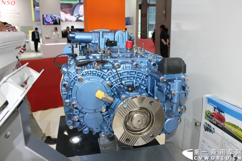 上海—动力管理公司伊顿，在第十六届上海国际汽车工业展览会（2015上海国际车展）上发布了专为中国市场设计的12挡机械式自动变速箱——捷驱。图为伊顿上海车展展示新发布的12挡机械式自动变速箱——捷驱新品 