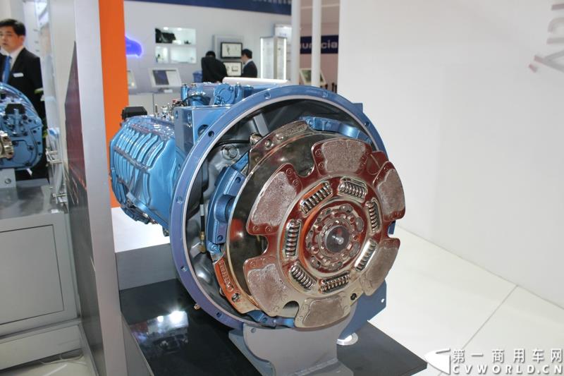 上海—动力管理公司伊顿，在第十六届上海国际汽车工业展览会（2015上海国际车展）上发布了专为中国市场设计的12挡机械式自动变速箱——捷驱。图为伊顿上海车展展示新发布的12挡机械式自动变速箱——捷驱新品 